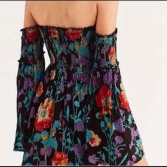 UO Ecote Elora Off the Shoulder Smocked Tunic - Picture 4 of 10